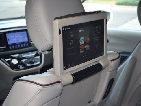 Used 2017 Chrysler Pacifica Limited FWD image 29