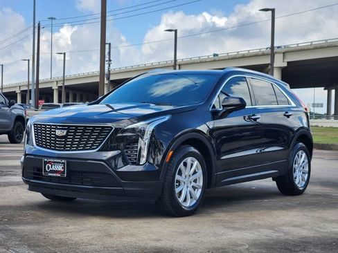 Used 2022 Cadillac XT4 Luxury w/ Cold Weather Package FWD image 3