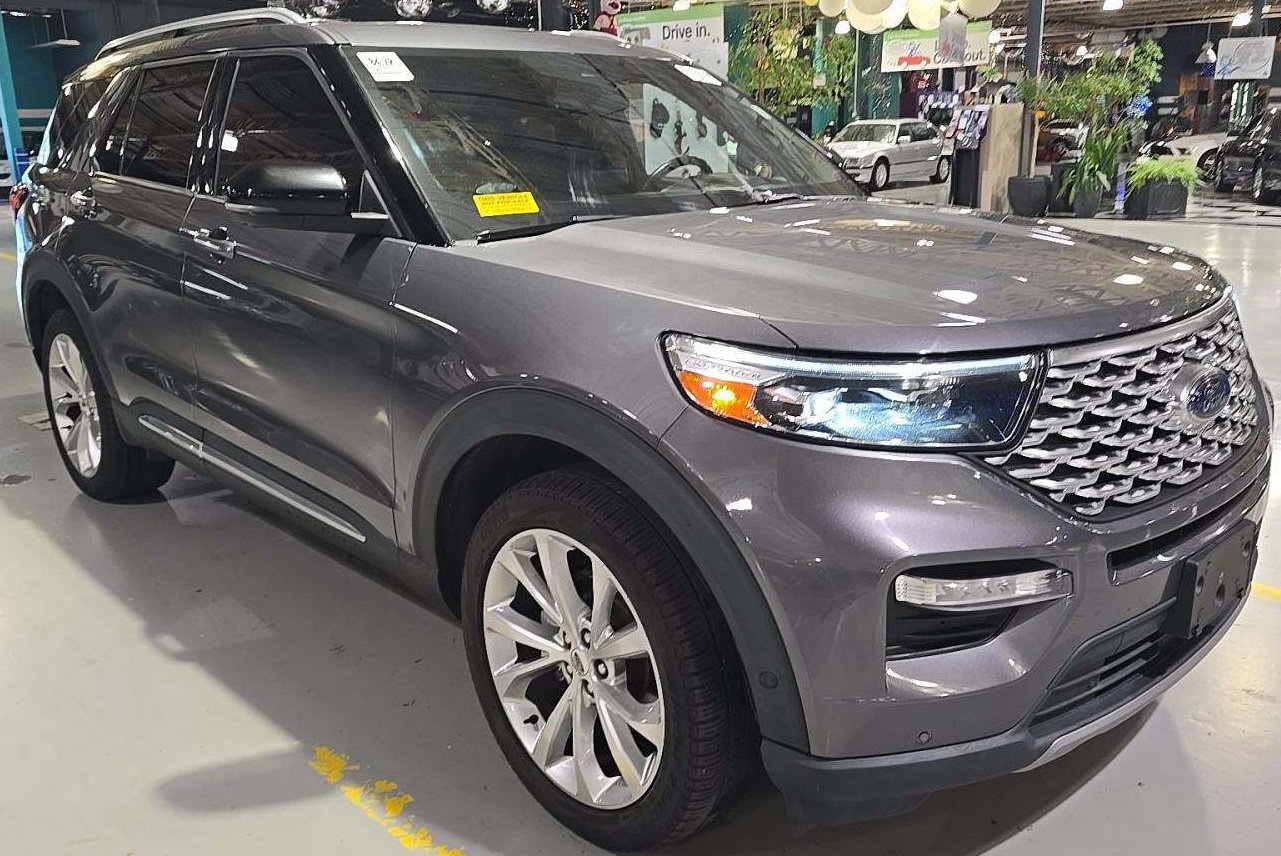 Used 2022 Ford Explorer Platinum w/ Equipment Group 601A AWD/4WD image 2