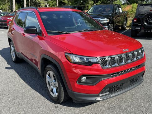 Used 2024 Jeep Compass Latitude AWD/4WD image 3