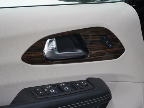 Used 2023 Chrysler Pacifica Limited FWD image 22
