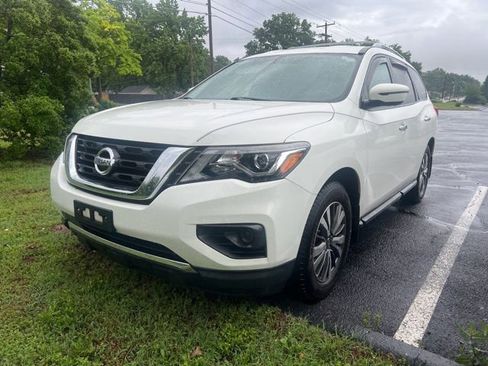 Used 2019 Nissan Pathfinder S FWD image 1