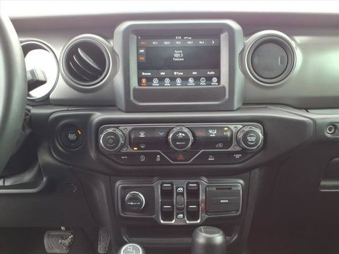Used 2023 Jeep Gladiator Sport image 10
