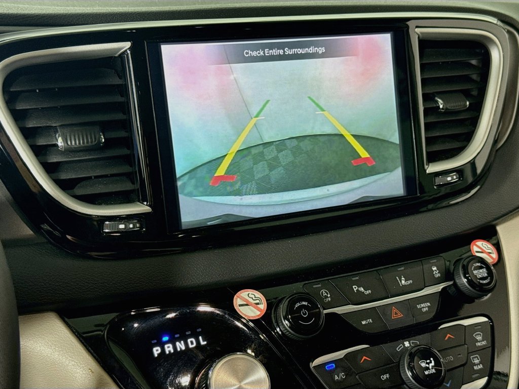 Used 2024 Chrysler Pacifica Touring-L FWD image 13