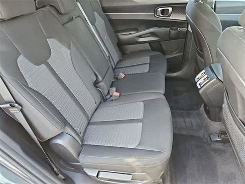 Used 2022 Kia Sorento LX image 19
