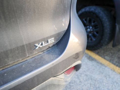 Used 2021 Toyota Highlander XLE FWD image 10