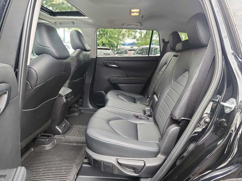 Used 2024 Toyota Highlander XLE AWD/4WD image 10