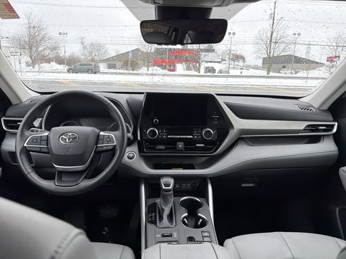 Used 2024 Toyota Highlander XLE image 11