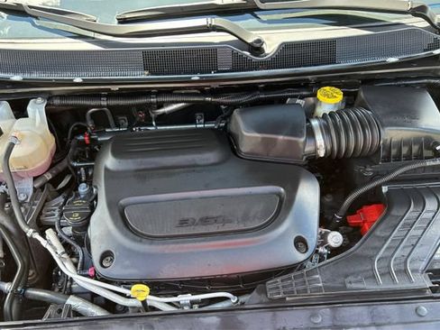 Used 2023 Chrysler Pacifica Touring-L FWD image 11