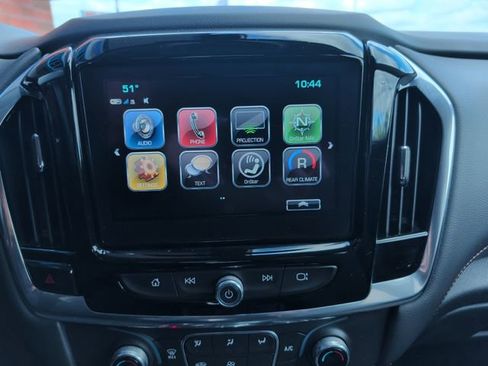 Used 2018 Chevrolet Traverse LT FWD image 3