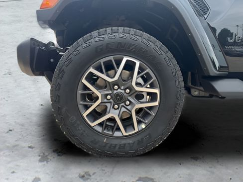 Used 2025 Jeep Wrangler Unlimited Sahara AWD/4WD image 30