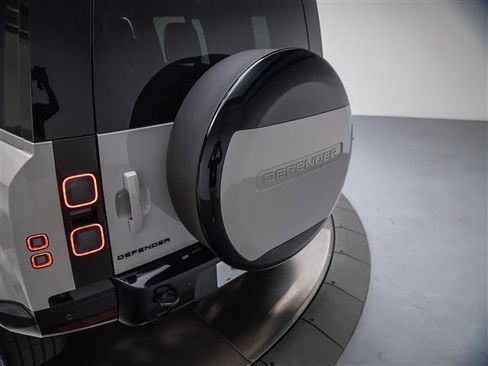 New 2026 Land Rover Defender 110 X-Dynamic SE image 34