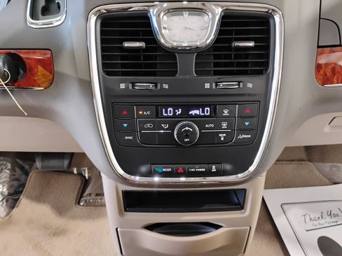 Used 2016 Chrysler Town & Country Touring image 28
