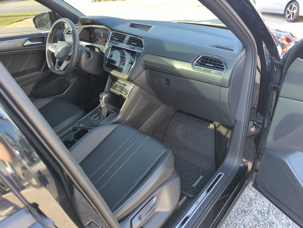 Certified 2023 Volkswagen Tiguan SE R-Line FWD image 37
