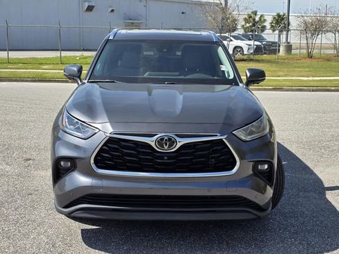 Used 2023 Toyota Highlander Limited image 2