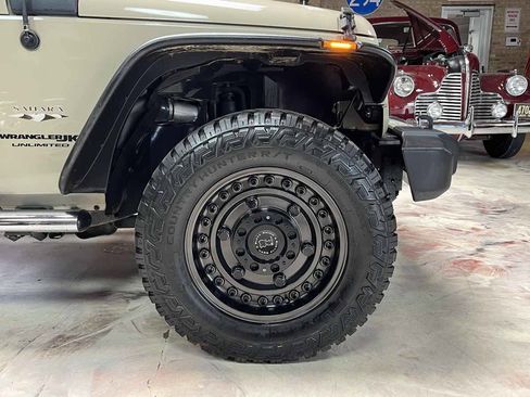 Used 2018 Jeep Wrangler Unlimited Sahara w/ Mopar Chrome Edition Group AWD/4WD image 33