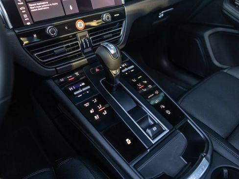 Certified 2026 Porsche Macan AWD/4WD image 29