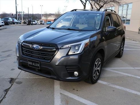 Used 2023 Subaru Forester Premium image 2
