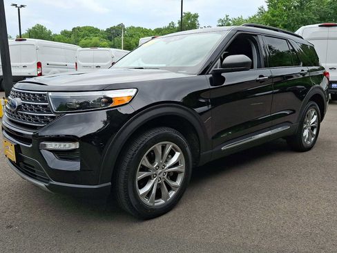 Certified 2023 Ford Explorer XLT w/ Equipment Group 202A AWD/4WD image 3