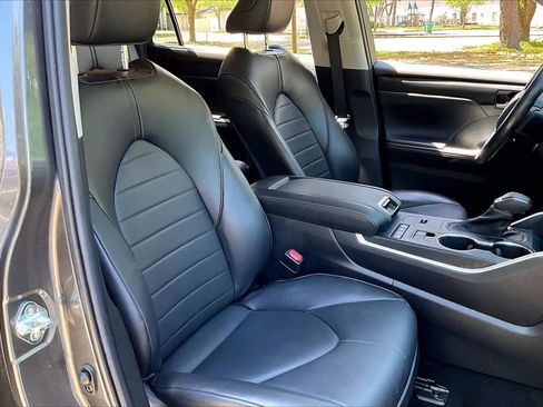 Used 2022 Toyota Highlander XLE image 30