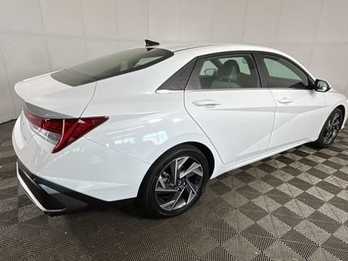 Certified 2025 Hyundai Elantra Limited FWD image 2
