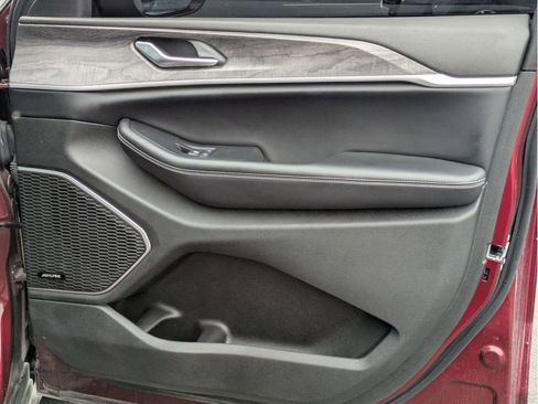 Used 2024 Jeep Grand Cherokee Limited w/ Black Appearance Package image 28