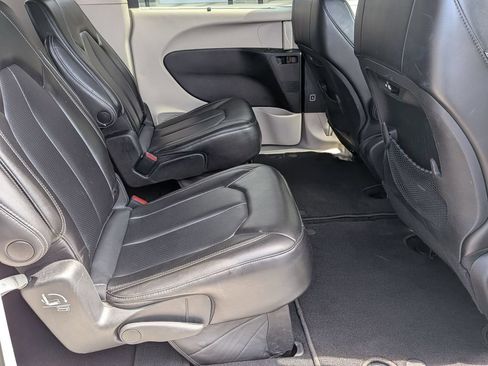 Used 2023 Chrysler Pacifica Touring-L FWD image 25