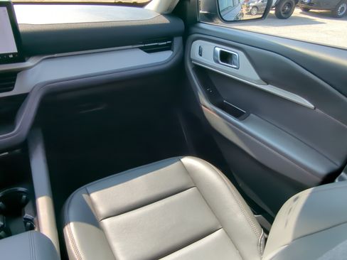 Certified 2025 Ford Explorer Active w/ Active Comfort Package RWD image 15