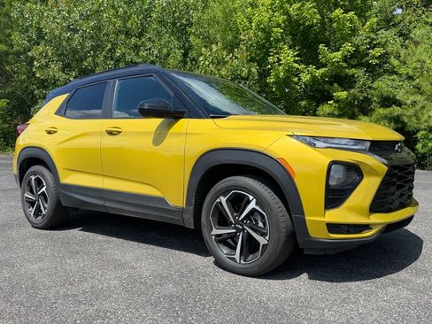 Used 2023 Chevrolet TrailBlazer RS w/ Sun and Liftgate Package AWD/4WD image 2