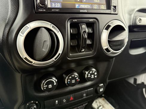 Used 2013 Jeep Wrangler Unlimited Rubicon w/ Connectivity Group image 23