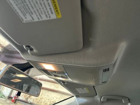 Used 2019 Volkswagen Tiguan SE image 19