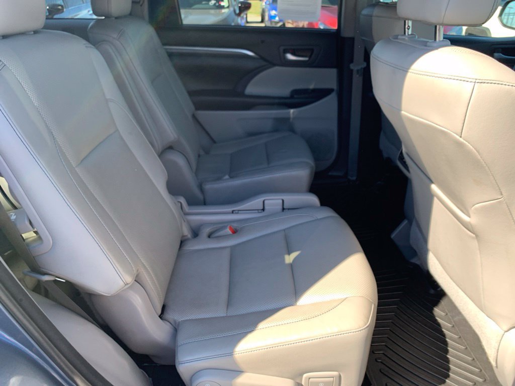 Used 2017 Toyota Highlander Limited Platinum w/ Carpet Mat Package AWD/4WD image 24