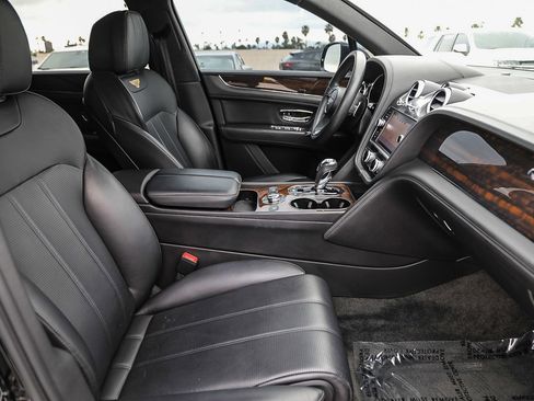 Used 2019 Bentley Bentayga image 16