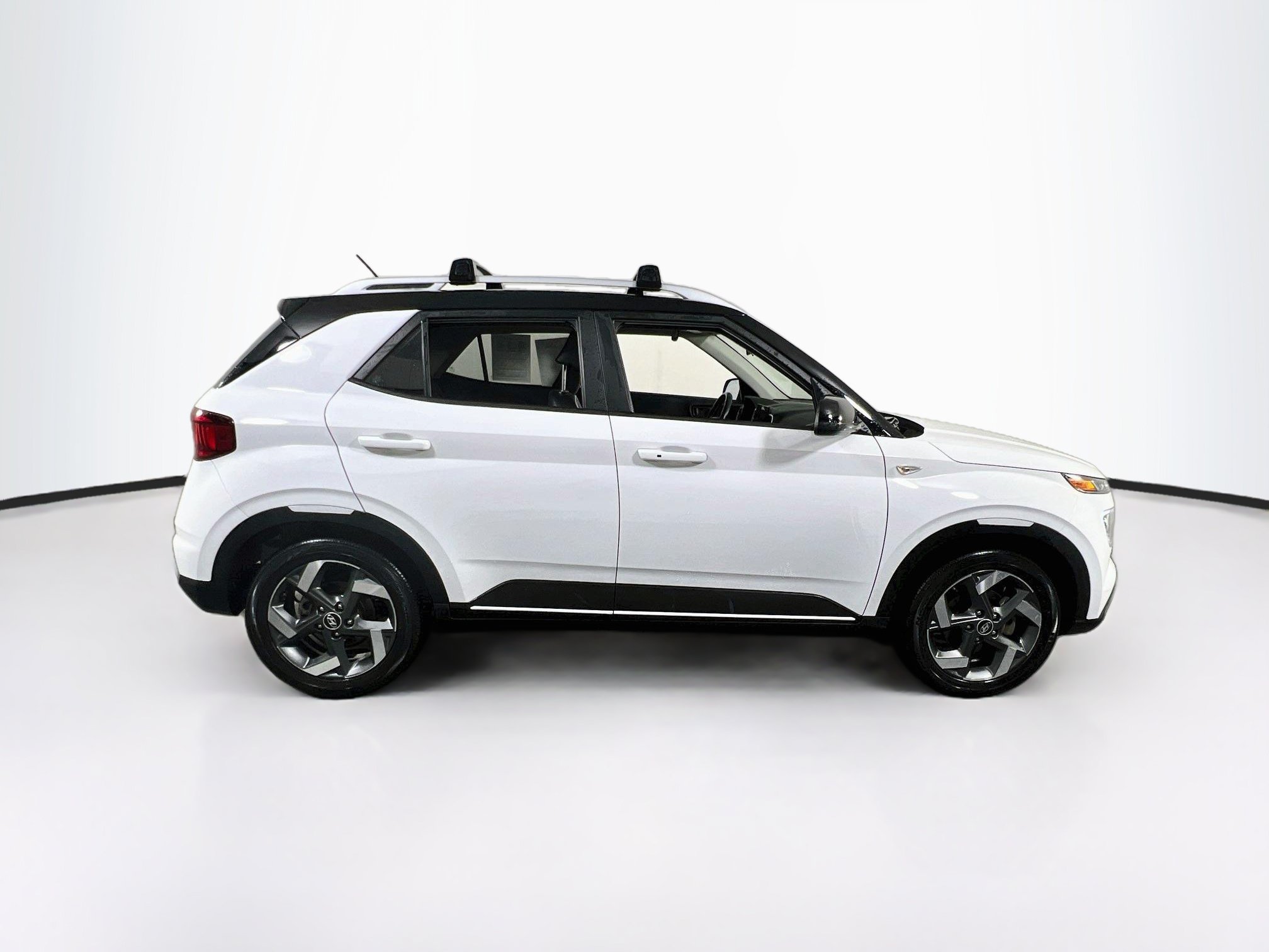 Used 2023 Hyundai Venue Limited FWD image 4