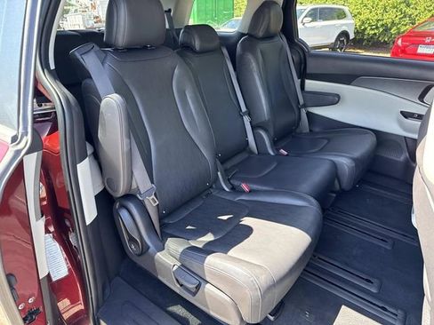Used 2024 Kia Carnival LX FWD image 11