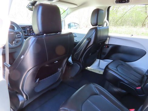 Used 2023 Chrysler Pacifica Touring-L image 24