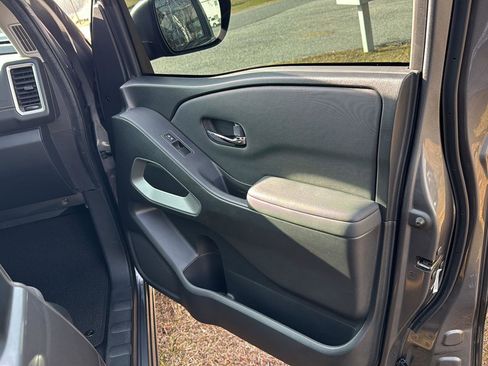 Used 2022 Nissan Frontier SV image 12