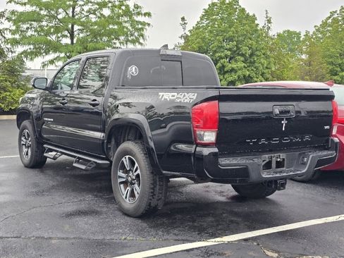 Used 2017 Toyota Tacoma TRD Sport AWD/4WD image 5