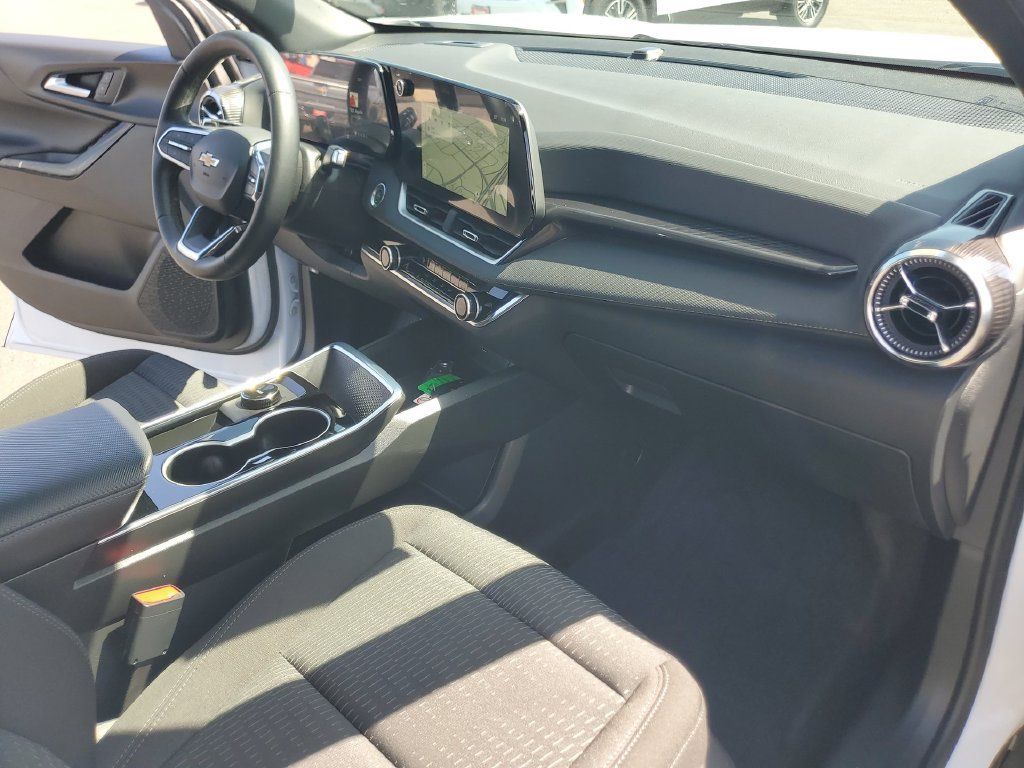 Used 2026 Chevrolet Equinox LT w/ Safety and Technology Package FWD image 29
