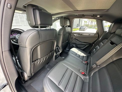Used 2025 Porsche Macan image 31