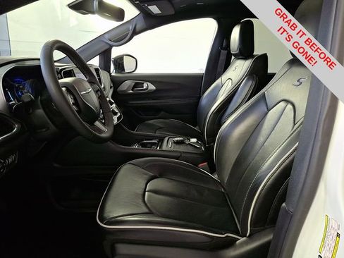 Used 2025 Chrysler Pacifica Limited image 15