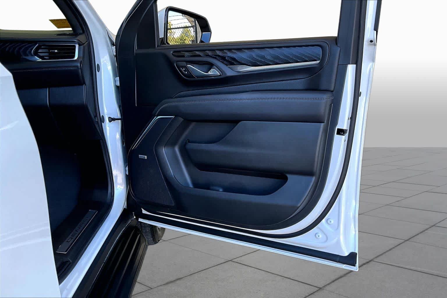Used 2024 GMC Yukon Denali w/ Advanced Technology Package AWD/4WD image 23