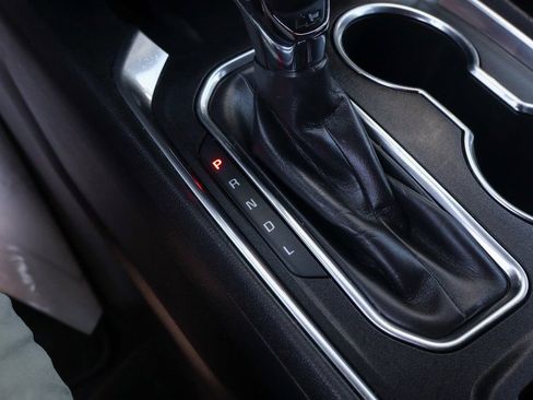 Used 2022 Chevrolet Traverse LT image 38