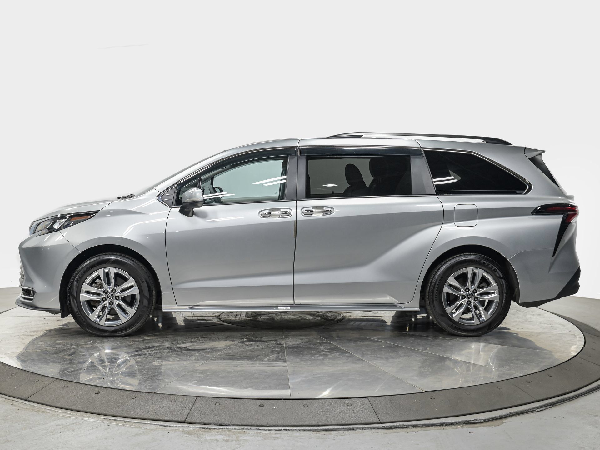 Used 2024 Toyota Sienna XLE w/ XLE Plus Package FWD image 2