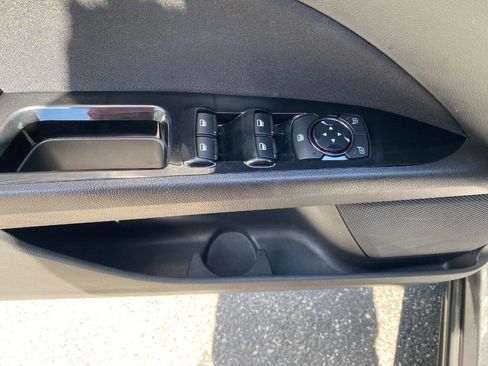 Used 2015 Ford Fusion SE FWD image 12