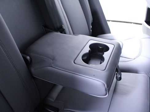 Used 2025 Land Rover Defender 110 S image 15