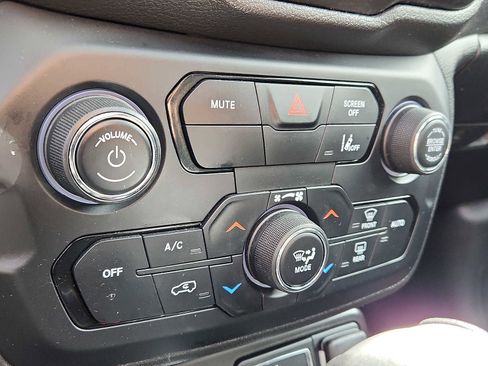 Certified 2022 Jeep Renegade Latitude w/ Sun/Sound Group image 16