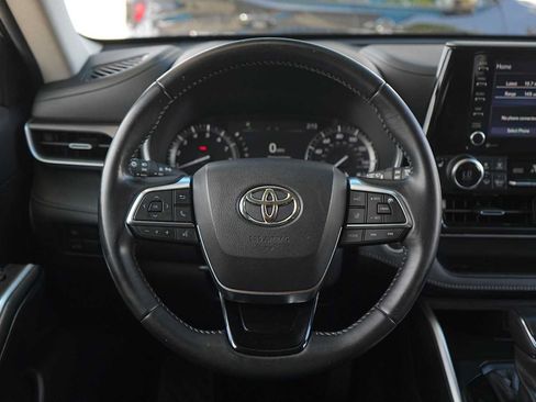 Used 2021 Toyota Highlander XLE AWD/4WD image 16