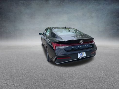Used 2025 Hyundai Elantra Blue image 18