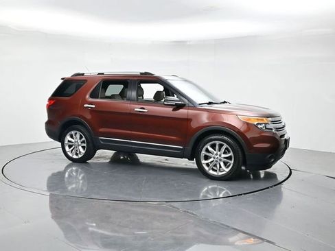Used 2015 Ford Explorer XLT w/ Equipment Group 202B image 3
